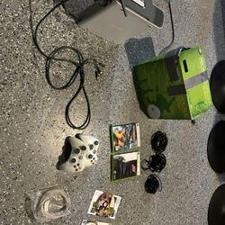 XBOX 360 + 4 Games + 2 Controllers (Used) 250 GB HDD
