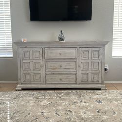 Isabella 3 Drawer Dresser W/Doors And Mirror 