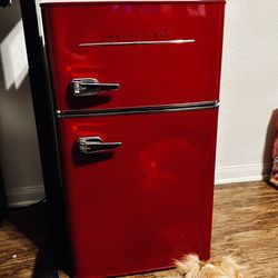 Magic Chef Retro Mini Fridge | NEED GONE ASAP 