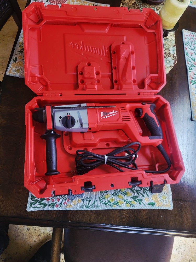 Milwaukee Brand New 8 Amp Corded 1 in. SDS D-Handle Rotary Hammer