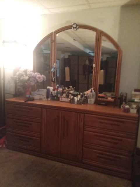 Dresser And Closet/Dresser 