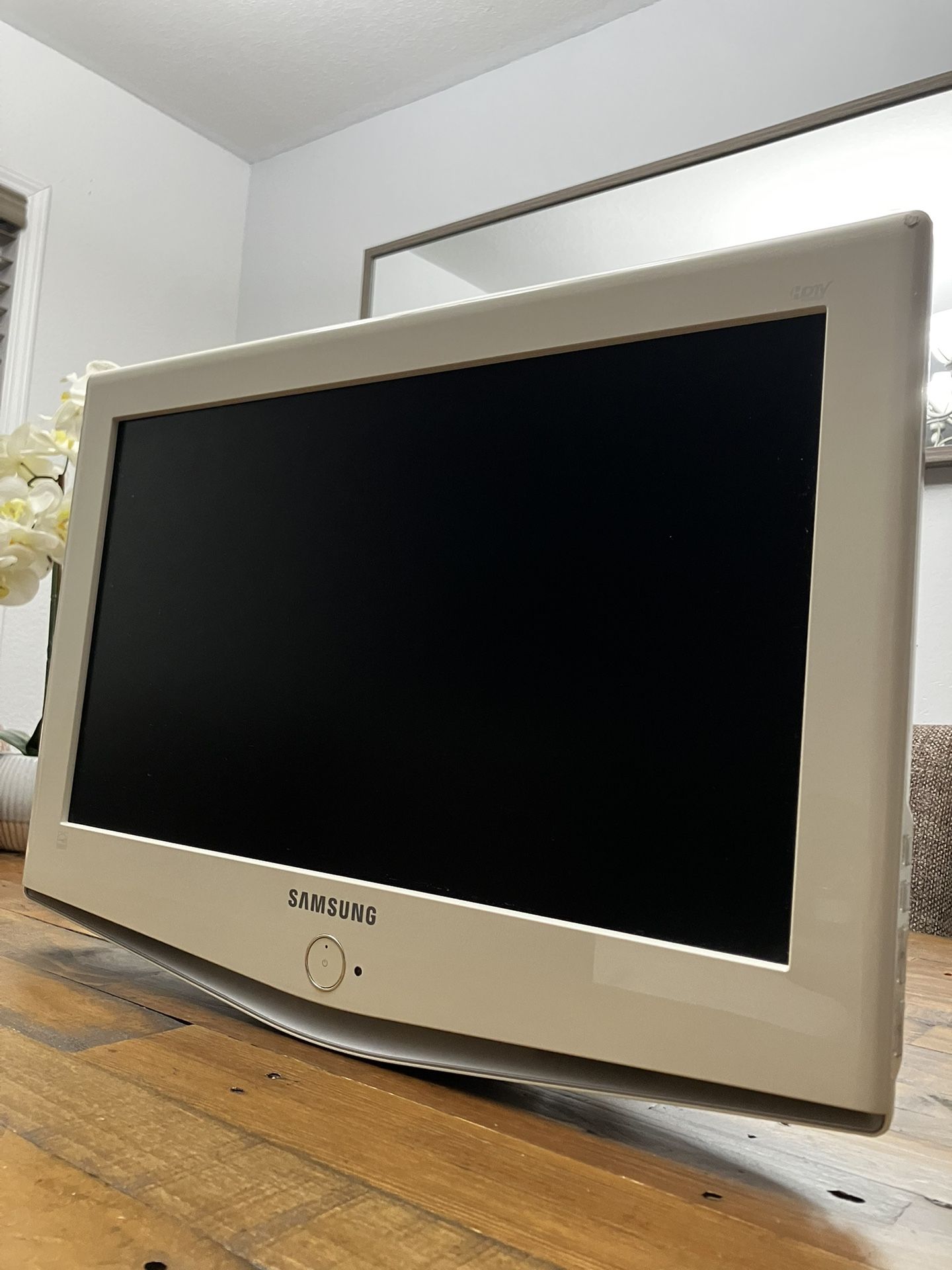 Samsung LN-S1952W WHITE 19 inch Flat Panel HDTV Monitor HD-grade 1440x900 PIXEL