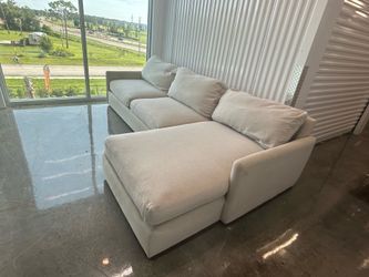 Weekend Sale 🚨🚨🚨Beautiful Beige Kroehler sectional in Great Condition Delivery Available 🚚