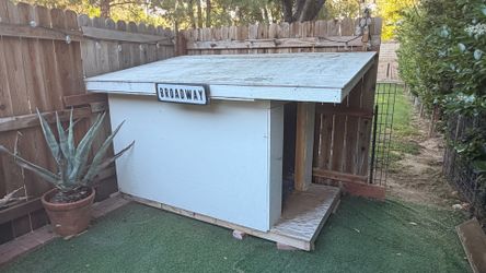 XXTRA LARGE DOG HOUSE