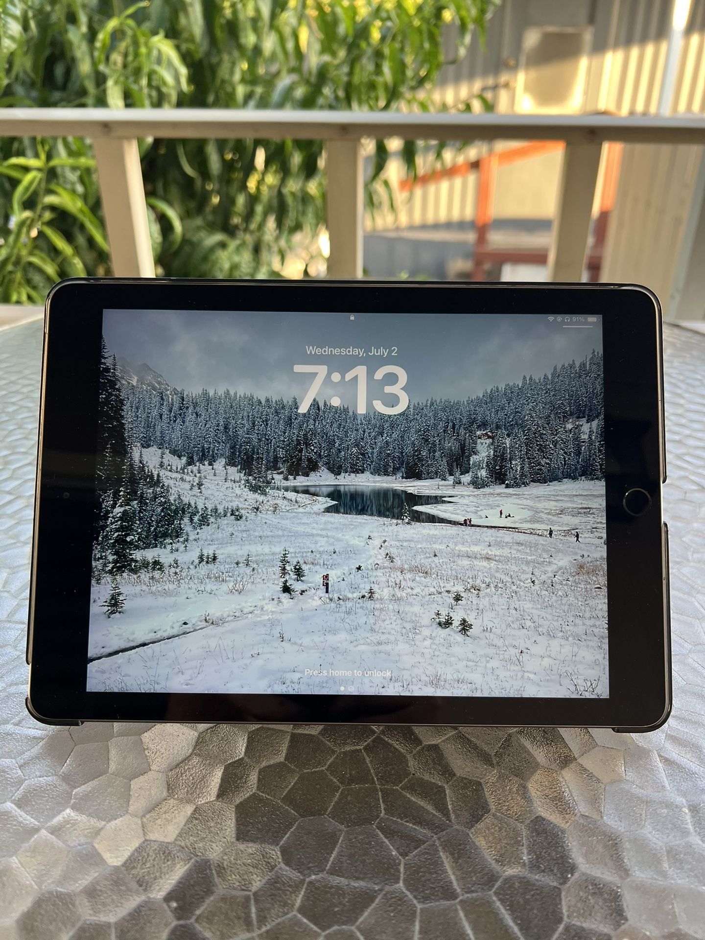 iPad 6th Generation (READ DESCRIPTION)