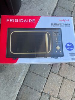 FRIGIDAIRE EMW788RETRO 0.7 cu. ft. Retro Microwave, Black-Gold