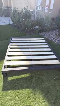 Queen size Bedframe