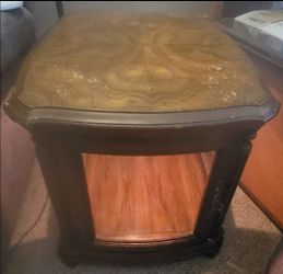 Gordons Fine Furniture Glass Curio Cabinet End Table