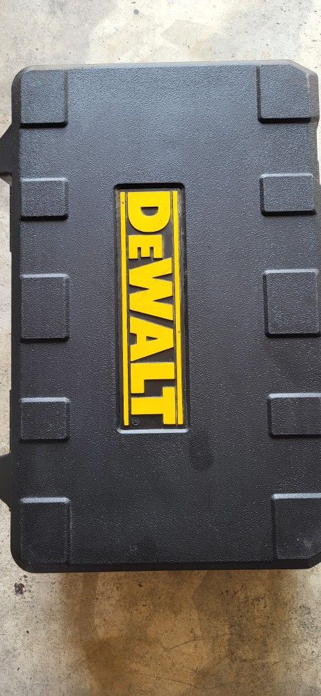 Dewalt Set, 4 Peice. 3 Batteries , 1 Charger.