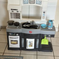 Step2 Kitchen with accessories in the photo