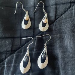 2 Pairs Of Silver Earrings With Black&white Pearls