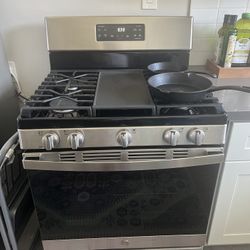 GE 5 Burner Stove with Griddle And $0 Deductible Protection Plan 