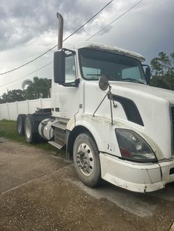 Volvo semi truck Daycab