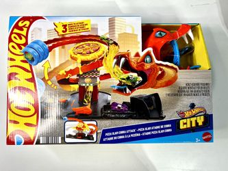 Hot Wheels City Toy Car Track Set, Pizza Slam Cobra Attack Playset, Snake Tail Spiral Track with Randomizer
