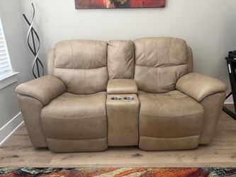 Power Reclining Loveseat with Console & Cup Holders