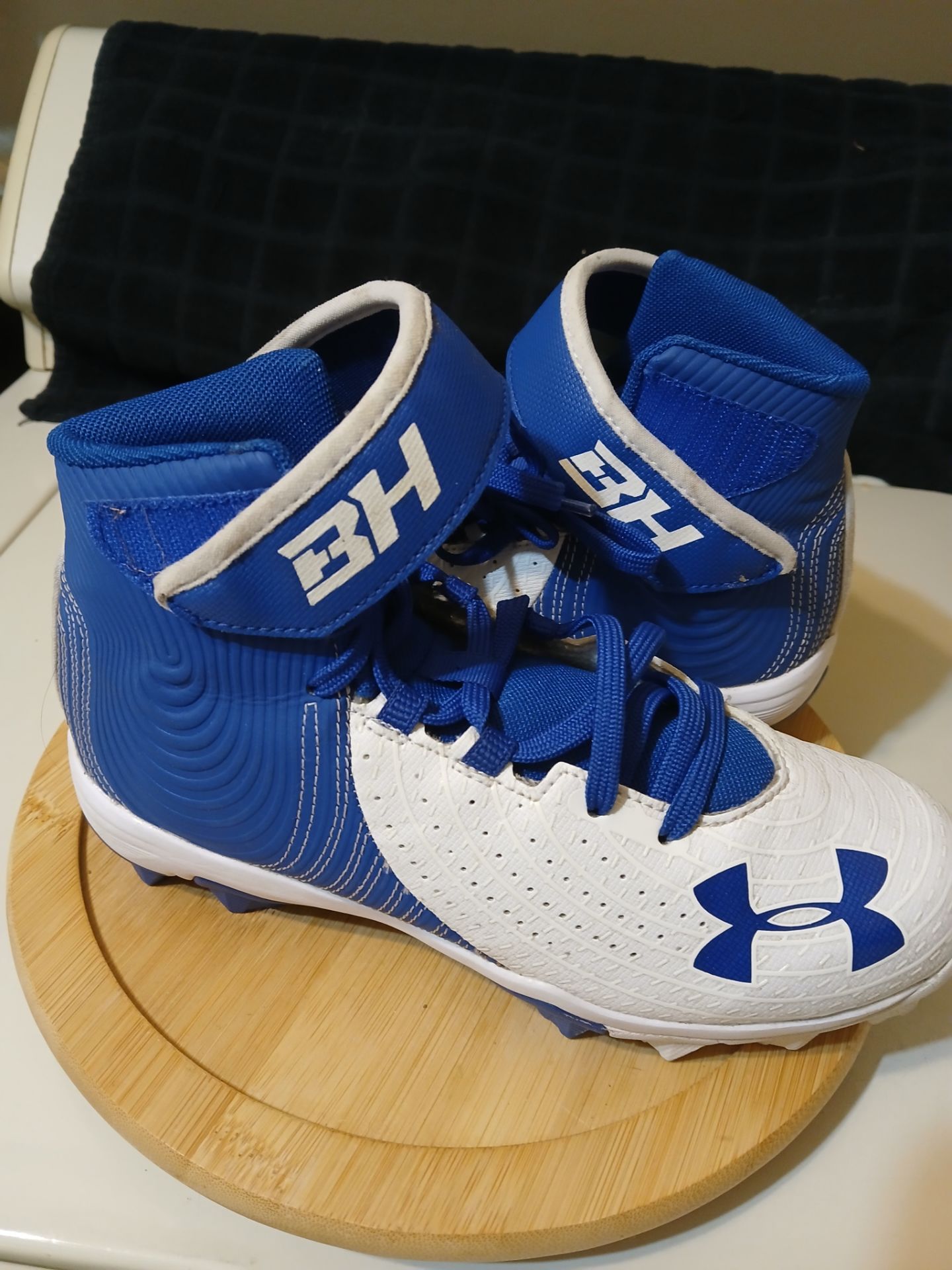 Under Armor baseball cleats size 3