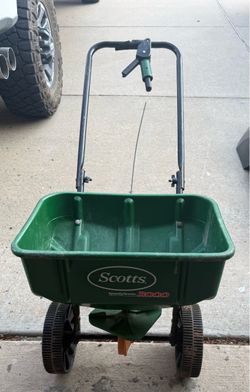 Scotts SpeedyGreen 3000 features a spinning rotor plate (impeller)