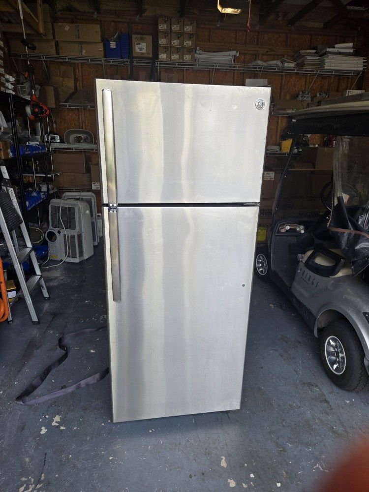 GE stainless Steel Refrigerator Top Freezer