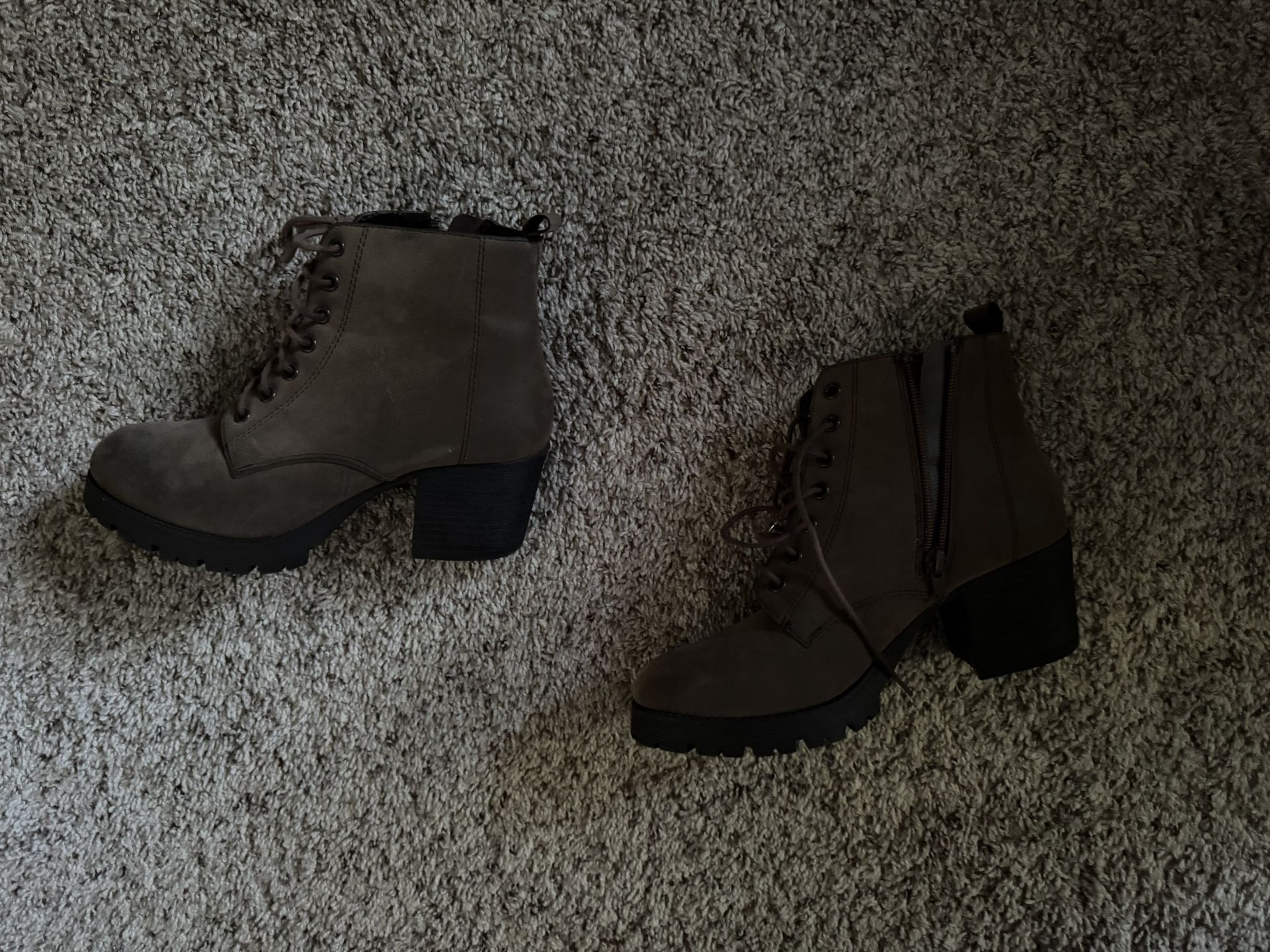 Woman’s Boots 7.5
