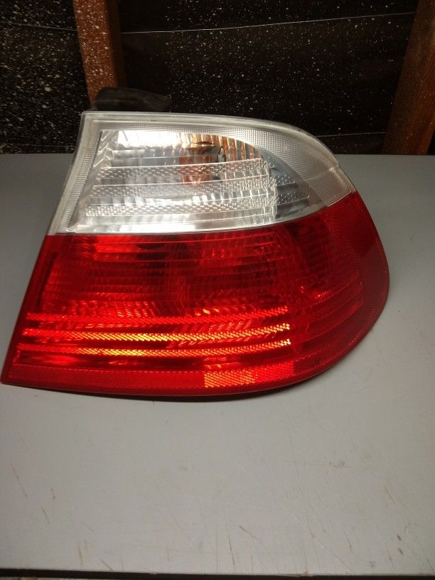 BMW 3 Series 00-03 Driver Side Rear Tail Light