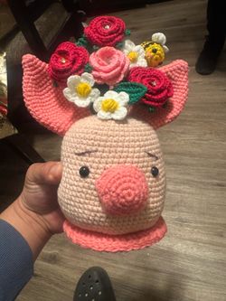 Piglet yarn flower vase /Maceta de Cara de Piglet con Flores