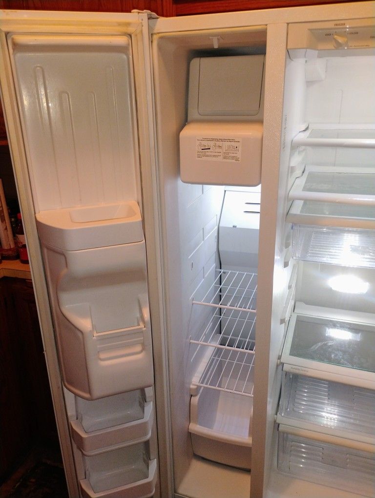 33 Inch Whirlpool Refrigerator Great Condition
