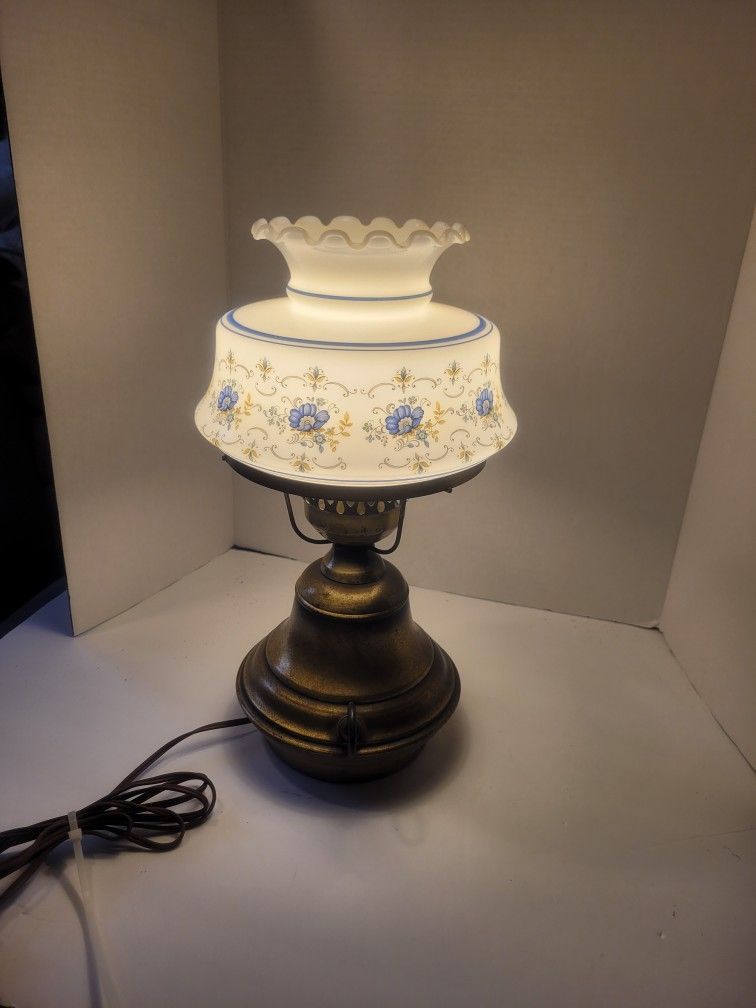 QU0IZEL VINTAGE LIGHTING ADAMS BLUE 18 HIGH HURRICANE COLONIAL TABLE LAMP 