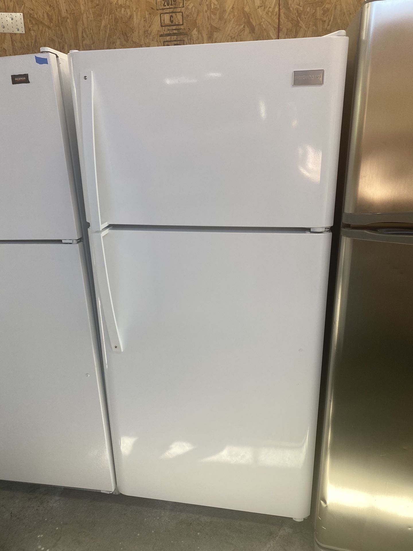 $299 Frigidaire white glossy finish 18 cubic refrigerator 20 15–16 model with delivery in the San Fernando Valley