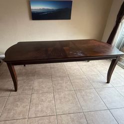 CLASSIC WOOD DINING TABLE