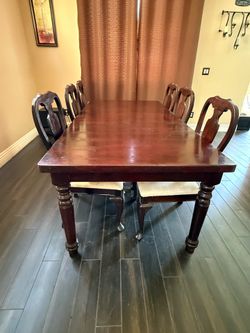 Traditional Solid Wood Dining Table with 6 Chairs