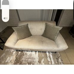 Not Free Bundle Tv With Couch  $550$