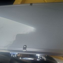  Poker Set with Aluminum Carrying Case & Professional Weight Chips Plus 5 Poker Dice