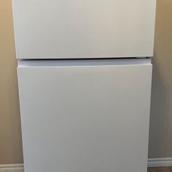 18-cu ft Top-Freezer Refrigerator (White) 