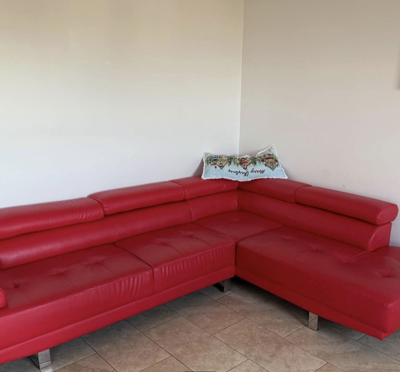 Vendo sofá seccional color rojo cómodo y moderno. Está en muy buen estado limpio y sin roturas. Ideal para sala o apartamento. Material tipo piel (f