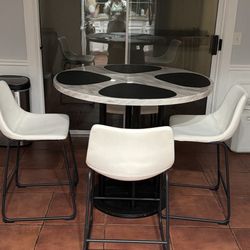 Table With 4 Chairs And Placemats 