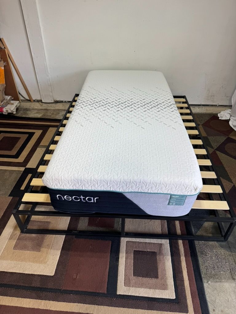 NECTAR Premier Hybrid Twin XL Mattress- Like New