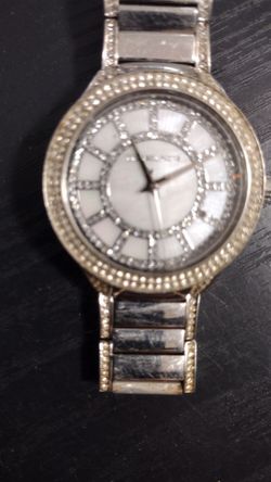MK Kerry 3311 watch. DOES NOT WORK AND MISSING BACK