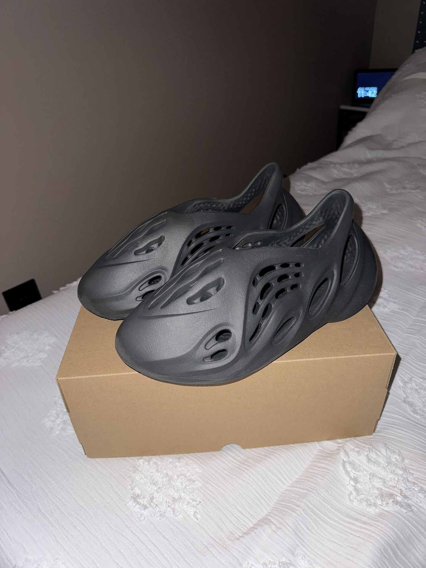 Adidas Yeezy Foam Runner Carbon Size 11