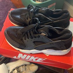 Nike Huarache Black And White Sneakers – Stylish & Comfortable