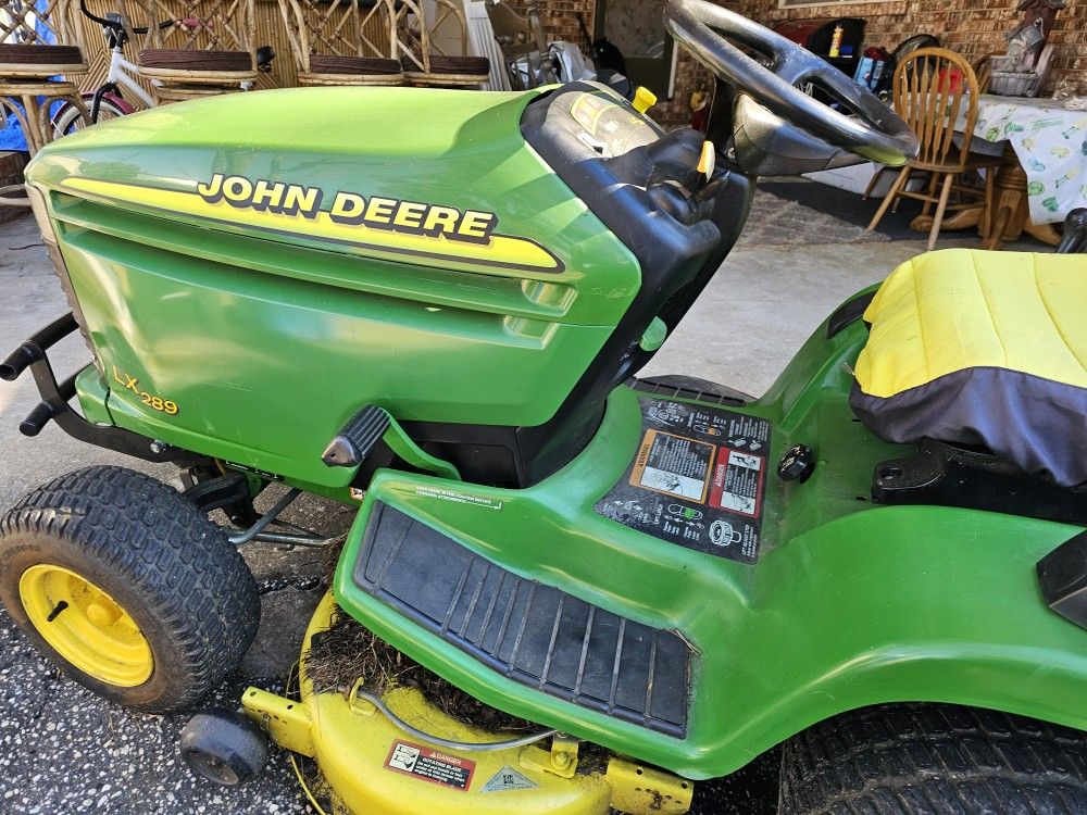 JOHN DEAR RIDING Lawn Mower