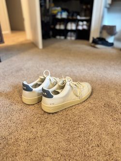 White Veja Men’s Shoe (size 9)