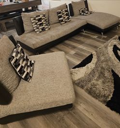 3 piece sectional. Asking $200 (Rug Not Included )