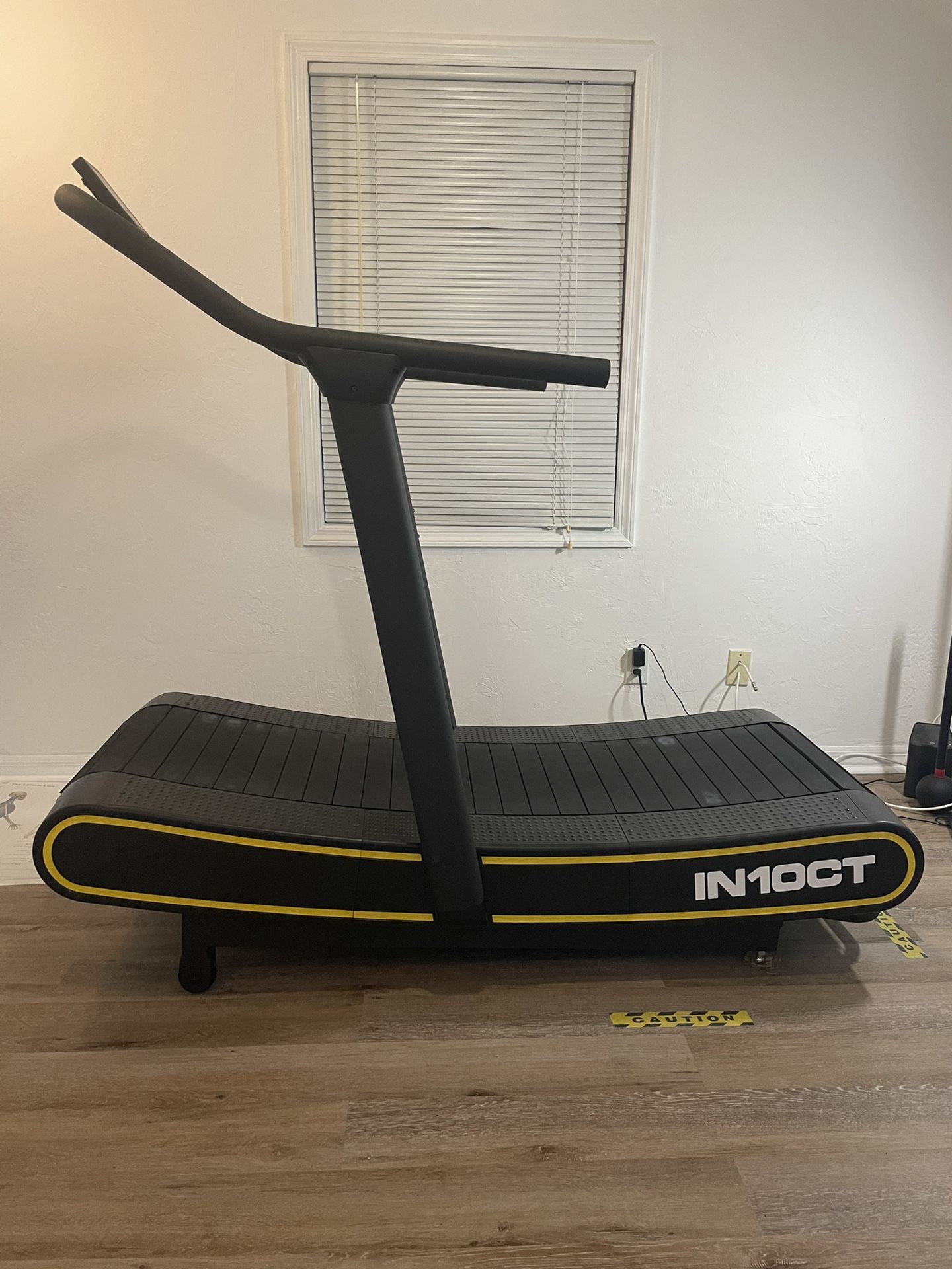 Self-Propelling Black/Yellow Treadmill IN10CT
