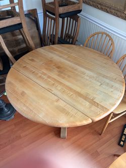 Table w/4 chairs