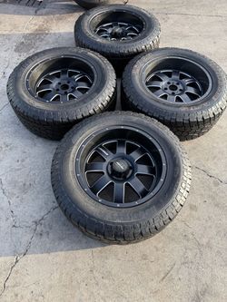 Vendo set de rines 20x12 de 5 Oyos para jeep rubicon,Jeep Gladeator con llantas 35x12.50r20