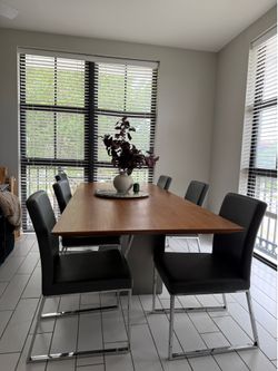 Modani dining table