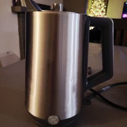 ELECTRIC KETTLE/JARRA ELECTRICA. EXCELLENT CONDITION/EXCELENTES CONDICIONES. CITY OF RIALTO, PICK UP ONLY/ CIUDAD DE RIALTO (NO ENVIOS)