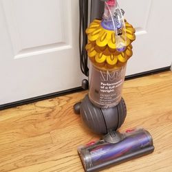 NEW cond DYSON ALL FLOOR , WORKS  EXCELLENT  ,  IN THE BOX 
