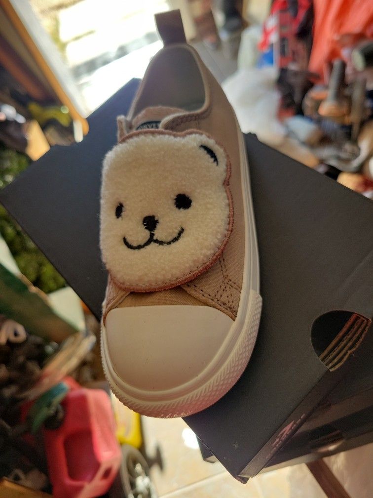 Converse Infant Sizes 6 , 8 , And 10