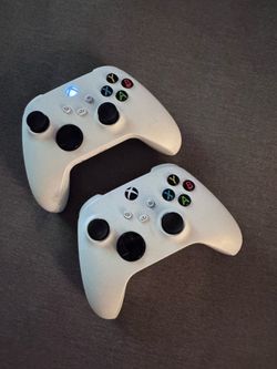 2 XBOX Series S/X Controllers